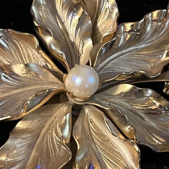 Vintage Goldtone Stylized Textured Flower Brooch W/ Genuine Cultured Pearl - Picture 3 of 7